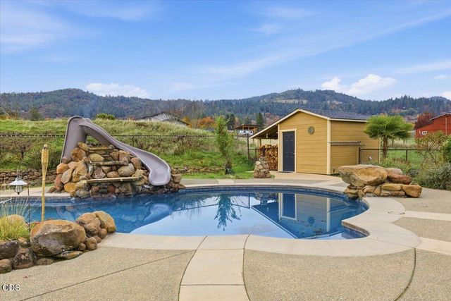 899 Old Stage Road, Medford, OR 97502