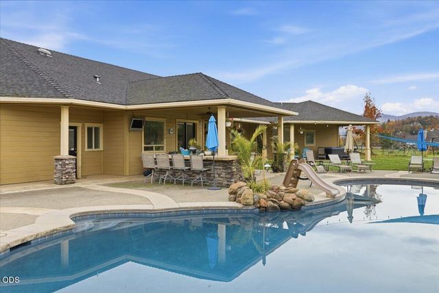 899 Old Stage Road, Medford, OR 97502