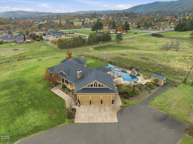 899 Old Stage Road, Medford, OR 97502