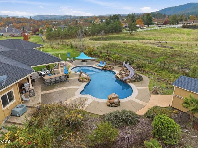 899 Old Stage Road, Medford, OR 97502
