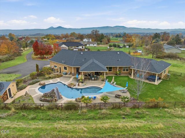 899 Old Stage Road, Medford, OR 97502