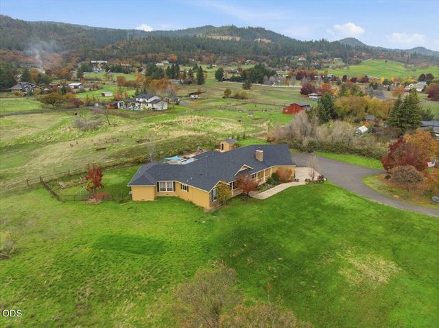 899 Old Stage Road, Medford, OR 97502