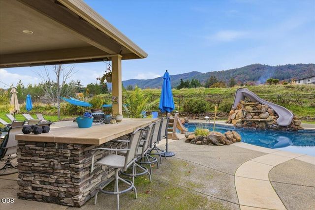 899 Old Stage Road, Medford, OR 97502