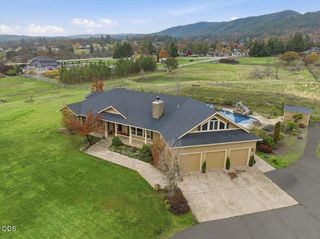899 Old Stage Road, Medford, OR 97502