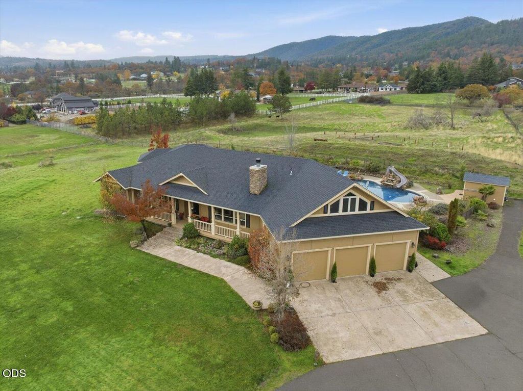 899 Old Stage Road, Medford, OR 97502
