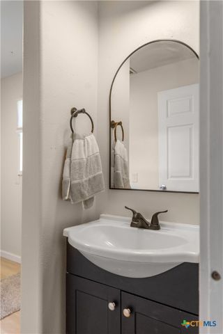 1002 E Commercial Street, Victoria, TX 77901