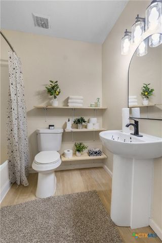 1002 E Commercial Street, Victoria, TX 77901