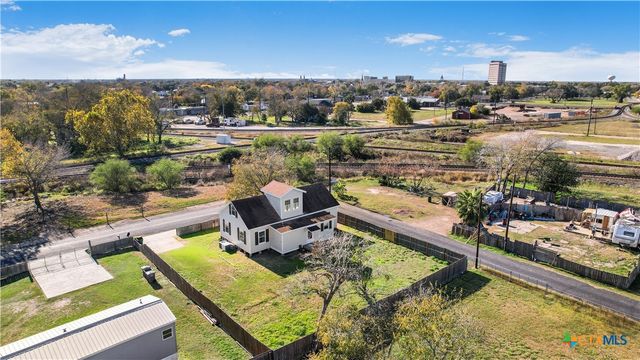 1002 E Commercial Street, Victoria, TX 77901