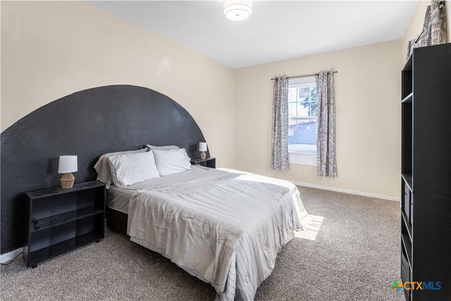 1002 E Commercial Street, Victoria, TX 77901