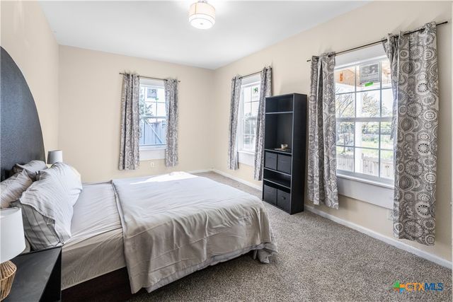 1002 E Commercial Street, Victoria, TX 77901