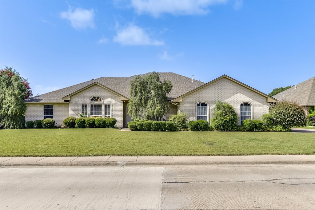 311 Northgate Drive, Waxahachie, TX 75165