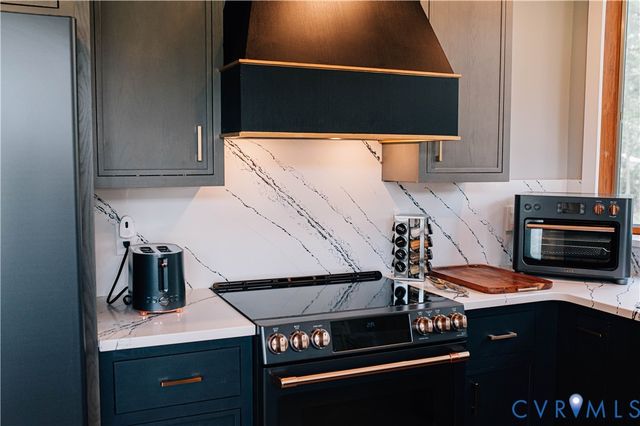 687 Clark Point Dr, White Stone, VA 22578