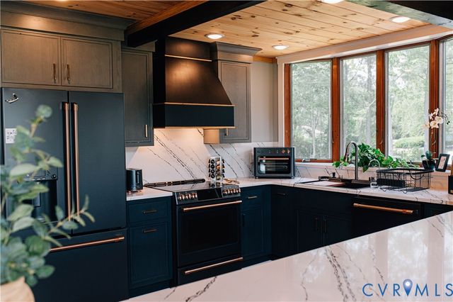 687 Clark Point Dr, White Stone, VA 22578