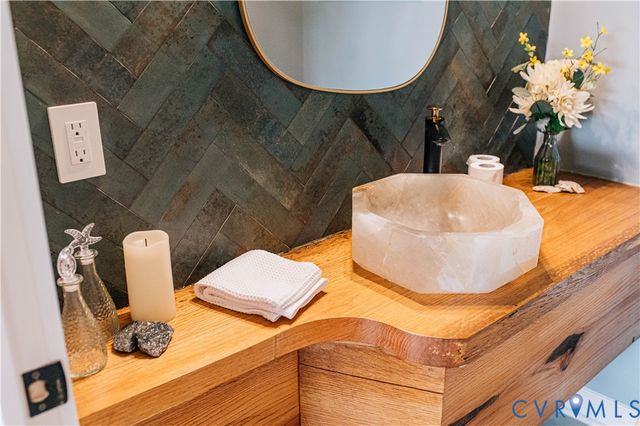 687 Clark Point Dr, White Stone, VA 22578