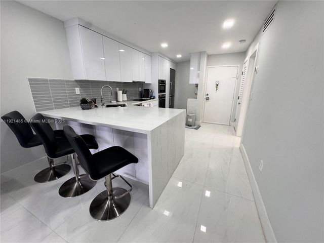 2899 Collins Ave 915, Miami Beach, FL 33140