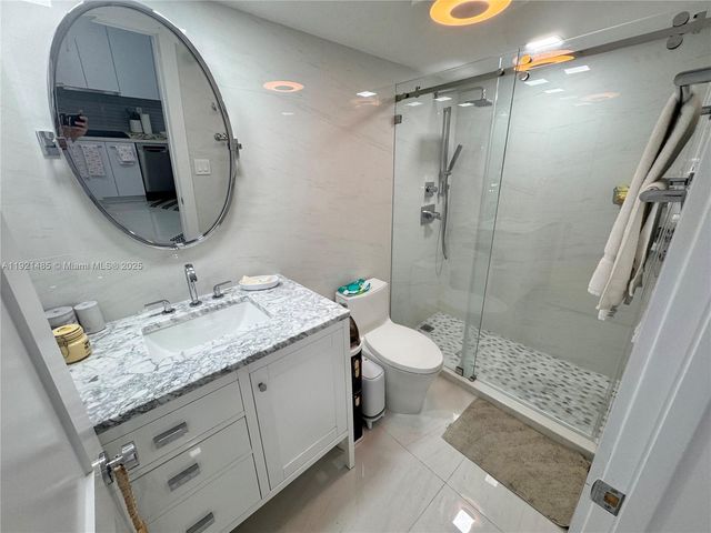 2899 Collins Ave 915, Miami Beach, FL 33140