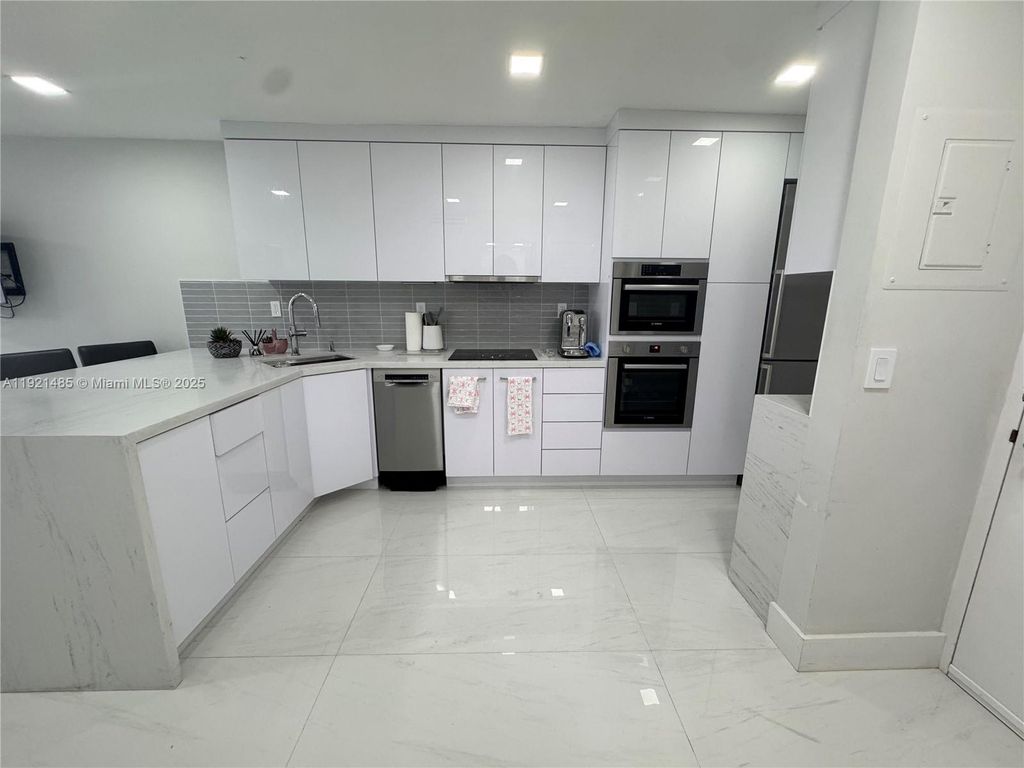 2899 Collins Ave 915, Miami Beach, FL 33140