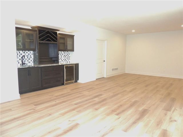4484 Tee Box Drive, Basehor, KS 66007