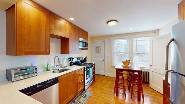 29 Montgomery St 2, Cambridge, MA 02140