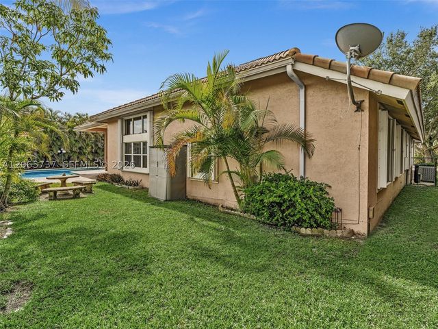11335 Lake Shore Dr, Cooper City, FL 33026