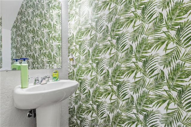 807 Double Mountain Road, College Station, TX 77845