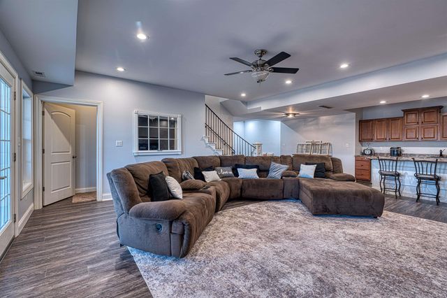 6055 Pfafflin Lake Boulevard, Newburgh, IN 47630