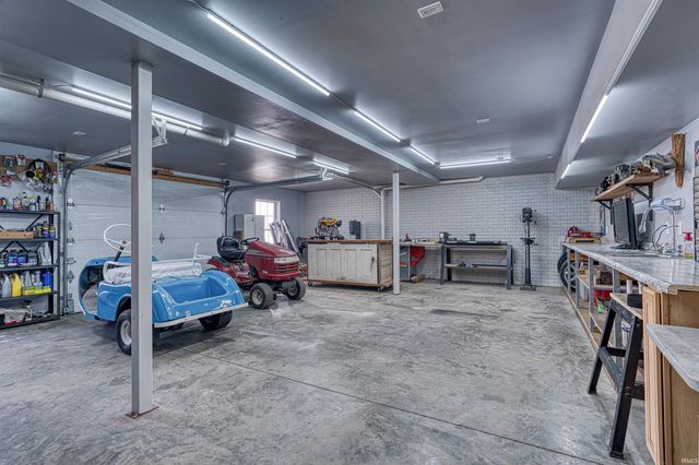 6055 Pfafflin Lake Boulevard, Newburgh, IN 47630