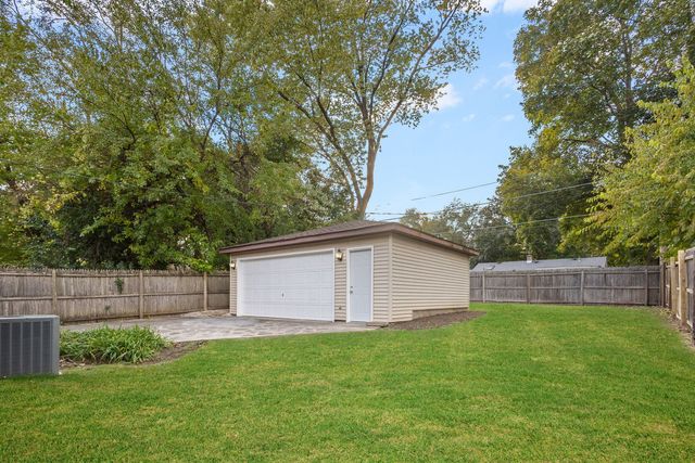 223 Kenloch Avenue, Libertyville, IL 60048