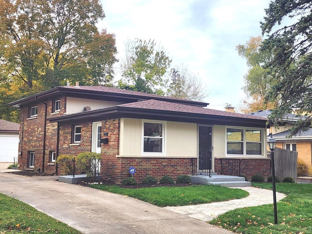 223 Kenloch Avenue, Libertyville, IL 60048