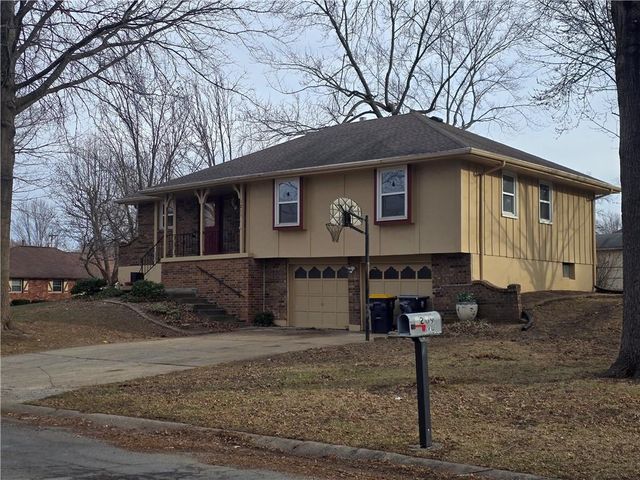 1211 SE Briarcroft Street, Lee's Summit, MO 64063