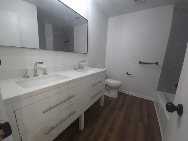 1211 SE Briarcroft Street, Lee's Summit, MO 64063