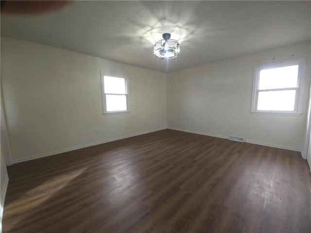 1211 SE Briarcroft Street, Lee's Summit, MO 64063