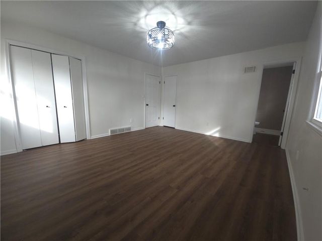 1211 SE Briarcroft Street, Lee's Summit, MO 64063