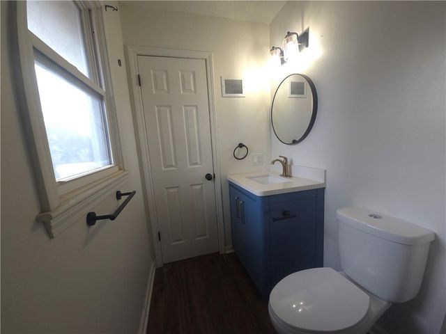 1211 SE Briarcroft Street, Lee's Summit, MO 64063