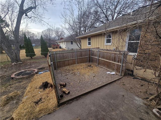 1211 SE Briarcroft Street, Lee's Summit, MO 64063