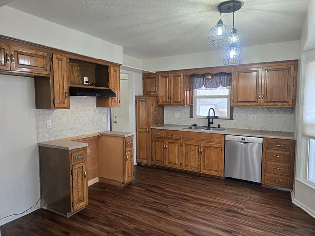 1211 SE Briarcroft Street, Lee's Summit, MO 64063