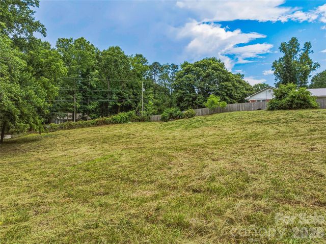 99999 Daniel Road 3, Asheville, NC 28806