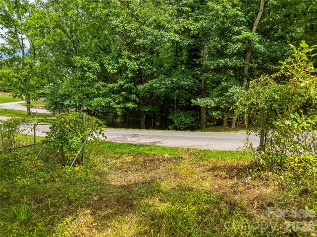 99999 Daniel Road 3, Asheville, NC 28806