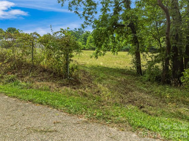 99999 Daniel Road 3, Asheville, NC 28806