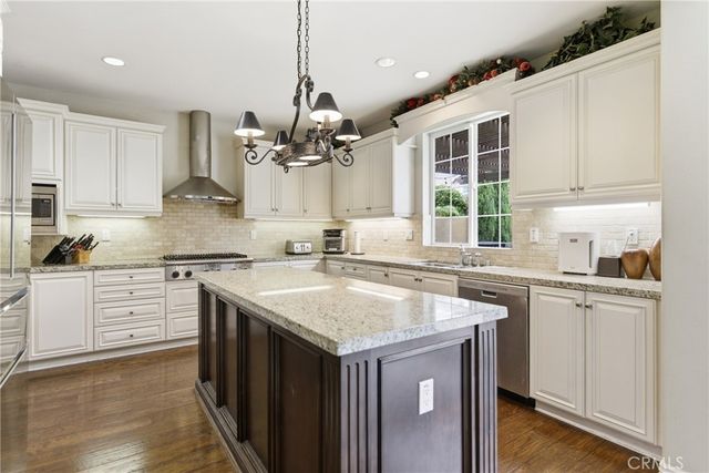 3435 S Saddleback Court, Santa Ana, CA 92704