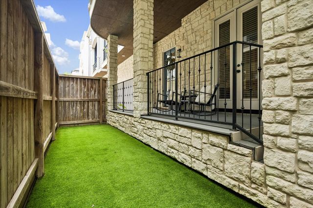 1202 W 16th Street C, Houston, TX 77008