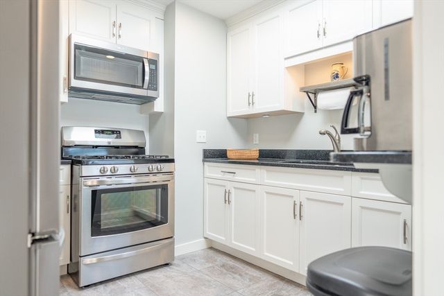 10 Essex Pl, Harwich, MA 02646