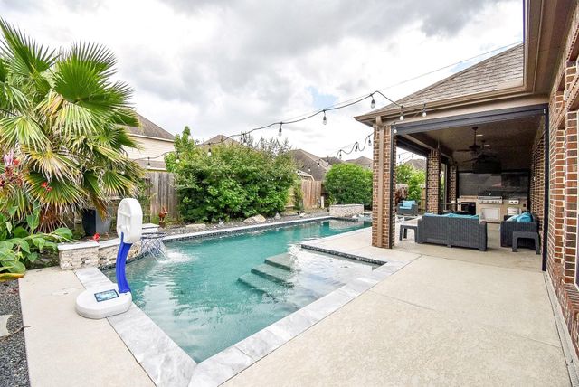 9214 Holloway Cliff Lane, Cypress, TX 77433