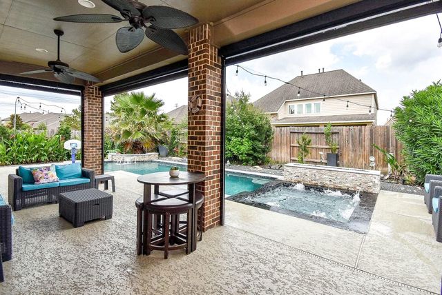 9214 Holloway Cliff Lane, Cypress, TX 77433