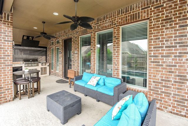 9214 Holloway Cliff Lane, Cypress, TX 77433