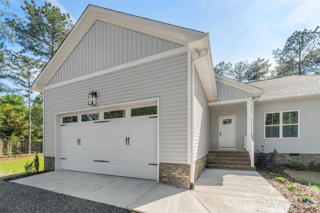 185 Shagbark Court, West End, NC 27376