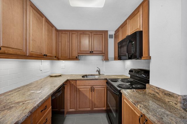 2800 N Flagler Drive 202, West Palm Beach, FL 33407