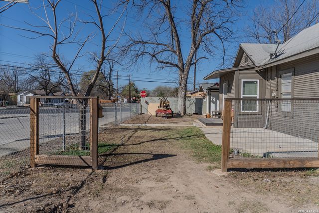 918 new laredo, San Antonio, TX 78211