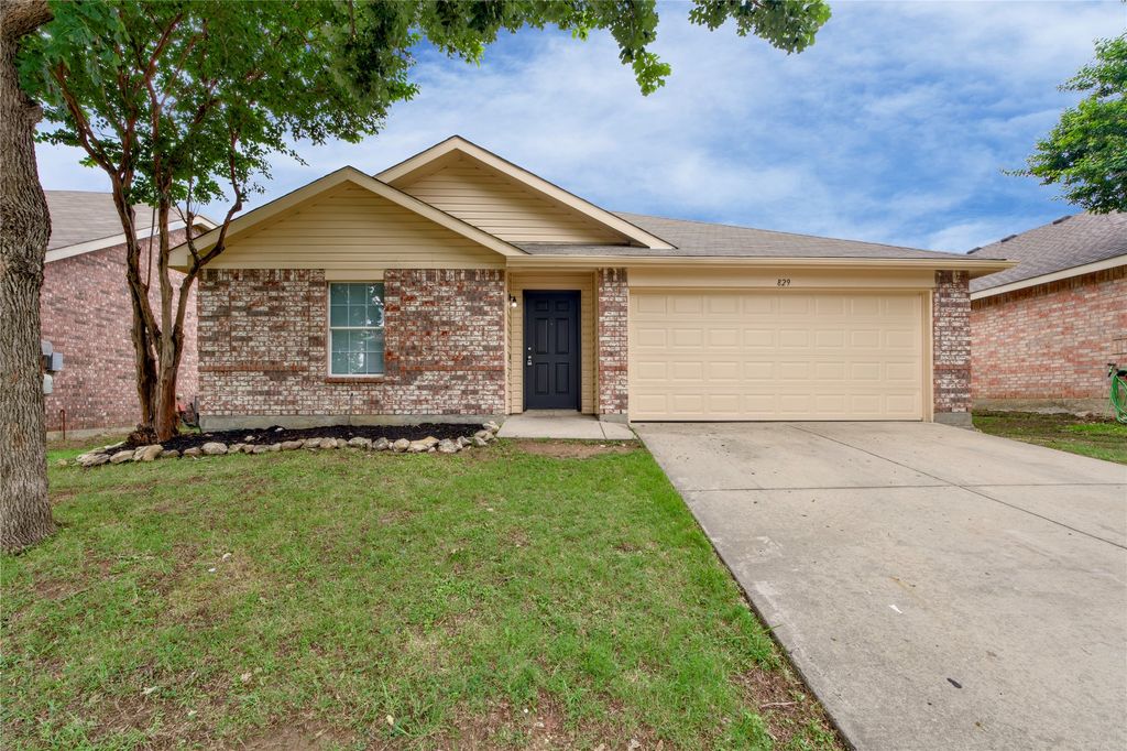 829 Santa Rosa Drive, Fort Worth, TX 76052 — exterior