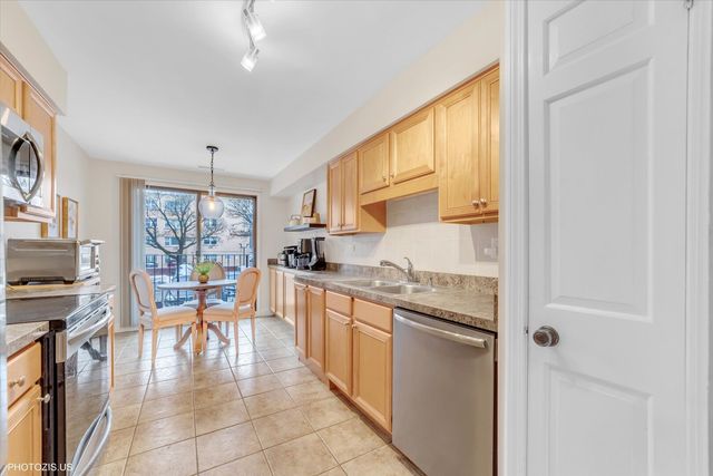 5200 OAKTON Street 102, Skokie, IL 60077